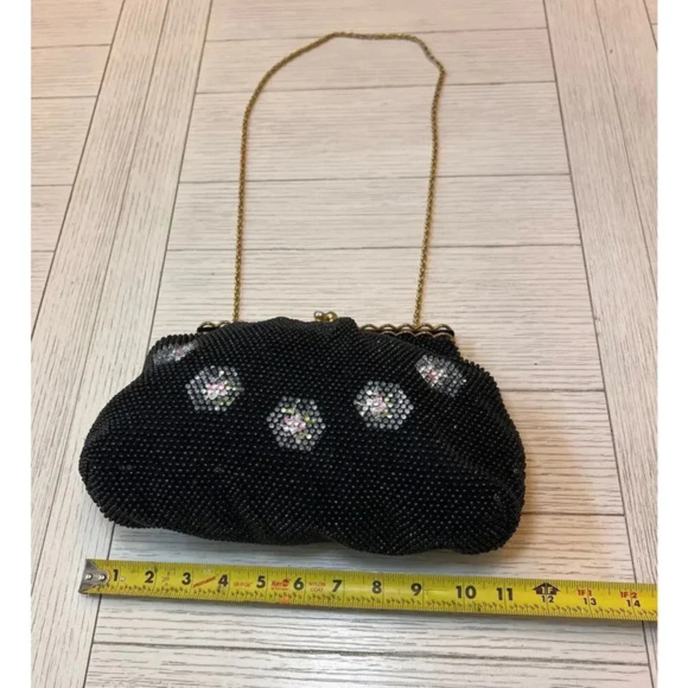 Beaded vintage crossbody bag w/ kiss lock‎ closure and gold chain strap. Flower